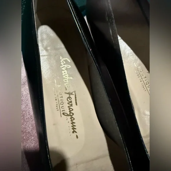 SALVATORE FERRAGAMO VARA BOW LEATHER LOW PUMPS, BLACK PATENT LEATHER, SIZE 9.5 - Picture 14 of 16